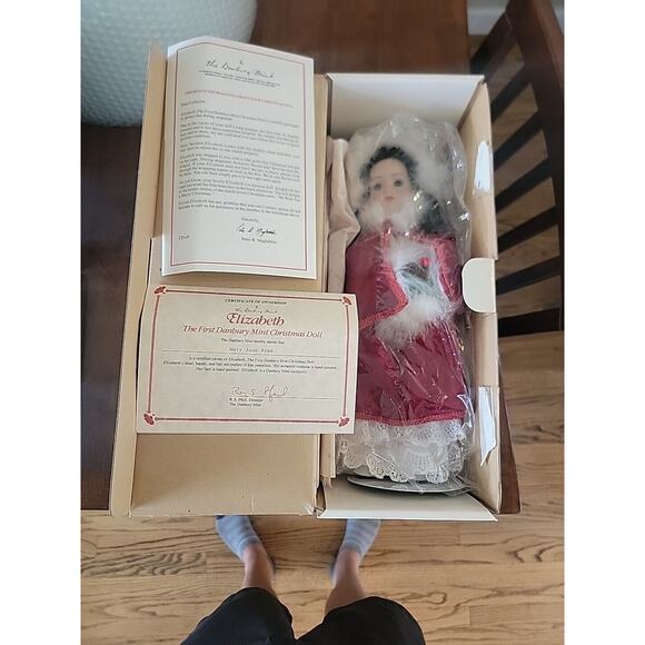 VTG Brand NEW Danbury Mint Elizabeth First Mint Christmas Doll IN BOX - Picture 1 of 6